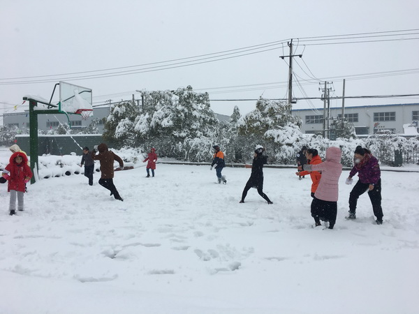 得润员工们欢快在篮球上打雪仗.jpg