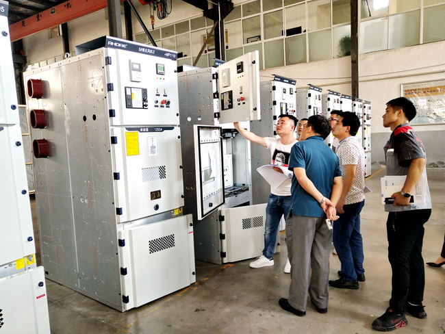 参观高压柜生产区 参观高压柜生产区